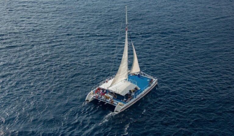 Catamarán con pasajeros navegando frente a Punta Cana