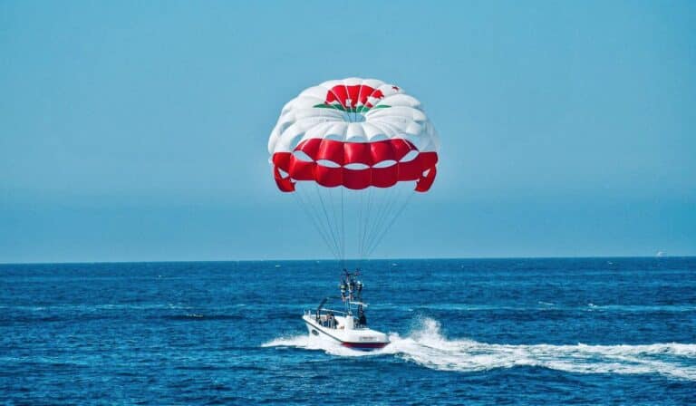 Parasailing sobre el mar en Punta Cana
